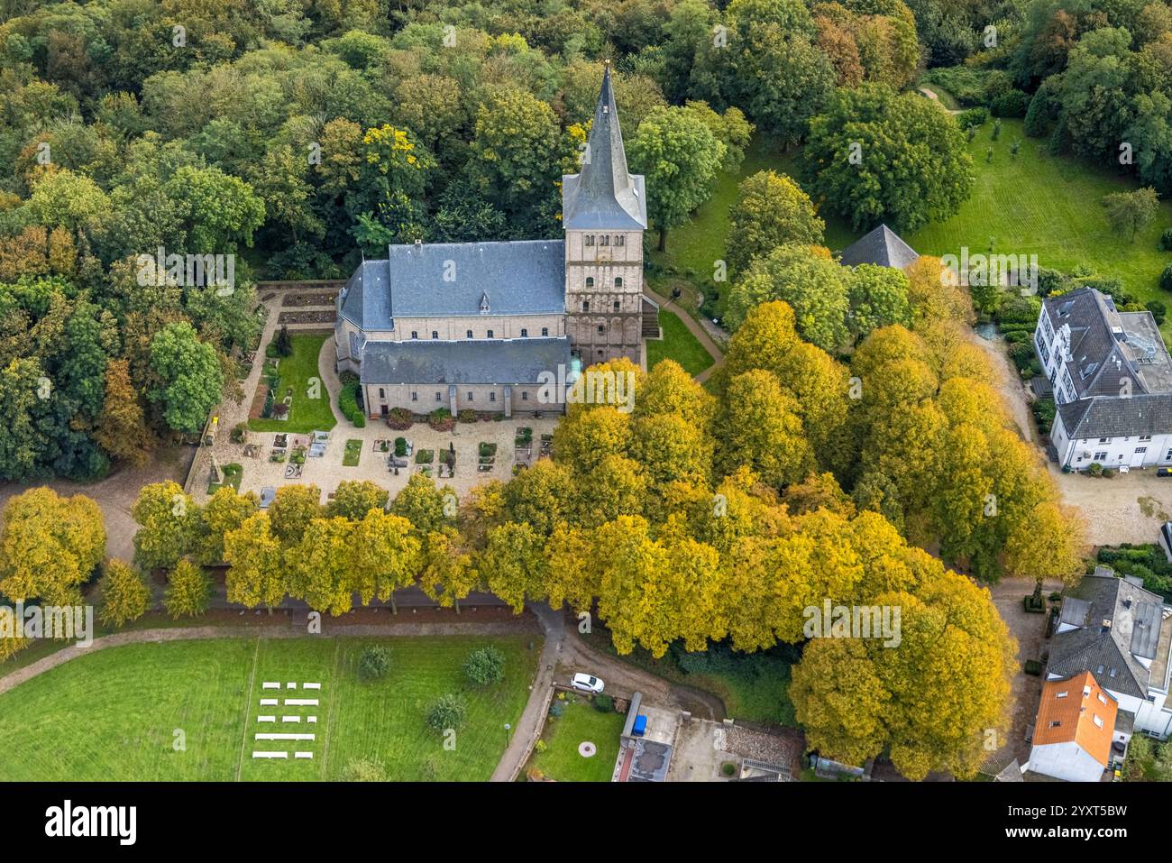 Vista aerea, chiesa cattolica di San Vito, foresta autunnale e viale alberato, sulla destra troverai Stanislaus College Hoch-Elten, Hochelten, Emmerich sulla destra Foto Stock