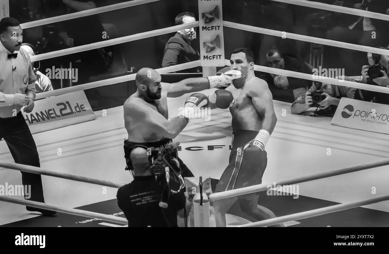 28-11-2015 Dusseldorf Germania al bуginning Tyson Fury teme il famoso gancio sinistro di Klitschko. L'ex campione Lennox Lewis e Announcer buffer guardano la fig Foto Stock