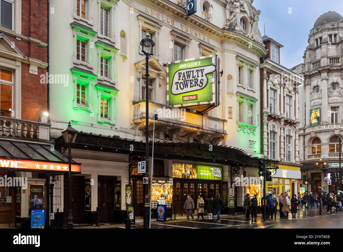 Londra, Regno Unito. 13 novembre 2024. Un cartello per le Fawlty Towers di John Cleese sulla facciata dell'Apollo Theatre in Shaftesbury Avenue nel West End, Dayti Foto Stock