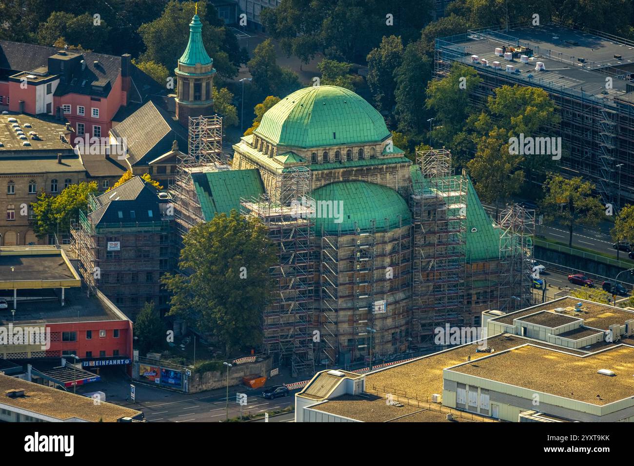 Vista aerea, luogo di culto della sinagoga vecchia, centro culturale per la storia ebraica, edificio con ristrutturazione del tetto e restauro della facciata, Edmund-Körner-P. Foto Stock