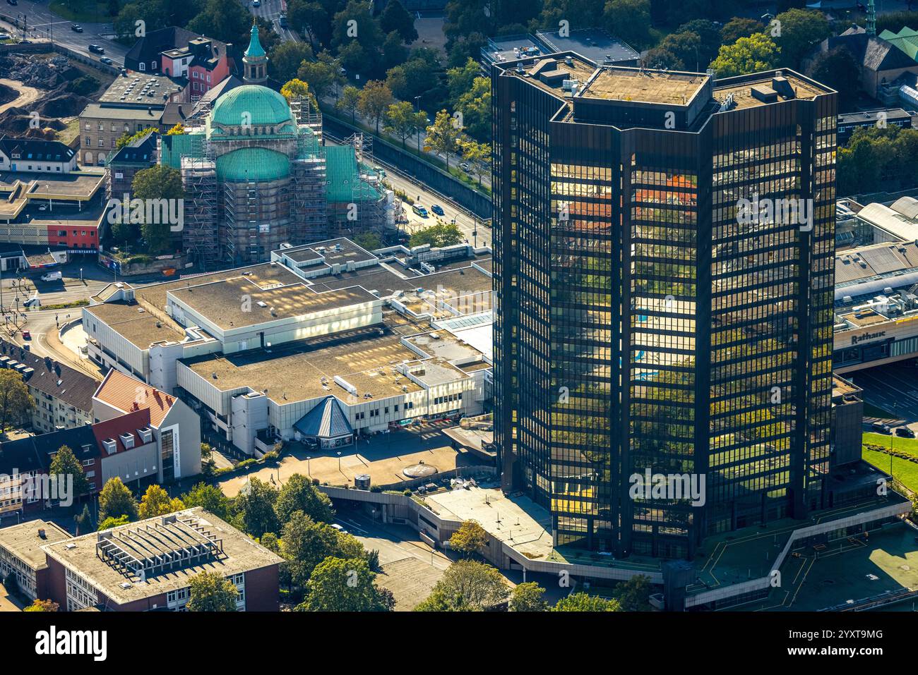 Vista aerea, luogo di culto della sinagoga vecchia, centro culturale per la storia ebraica, edificio con ristrutturazione del tetto e restauro della facciata, Edmund-Körner-P. Foto Stock