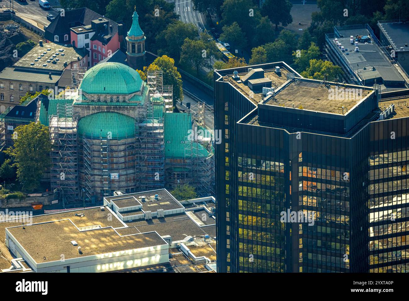 Vista aerea, luogo di culto della sinagoga vecchia, centro culturale per la storia ebraica, edificio con ristrutturazione del tetto e della facciata, Edmund-Körner-PL Foto Stock
