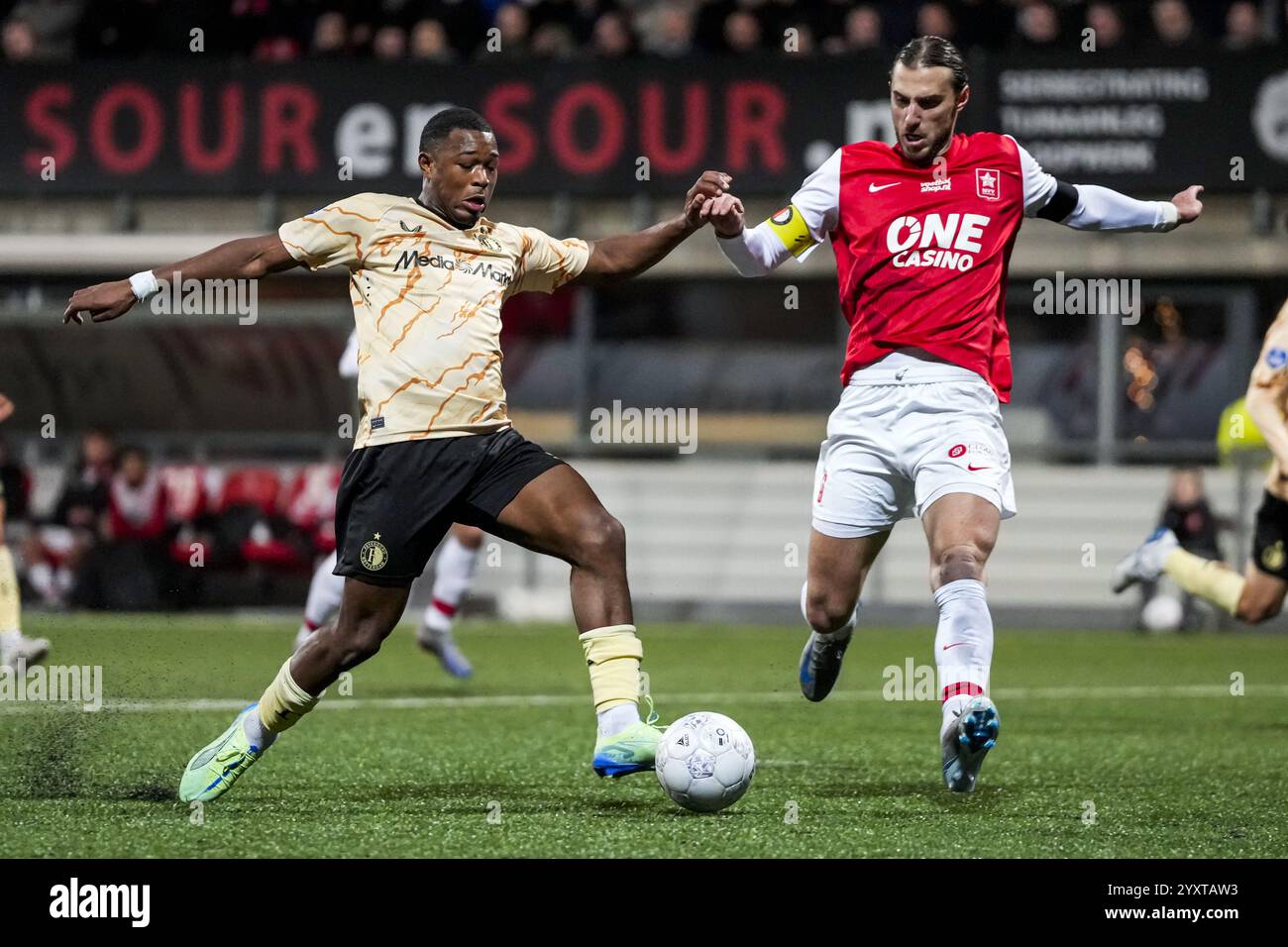 Maastricht, Paesi Bassi. 17 dicembre 2024. Maastricht - Zepiqueno Redmond di Feyenoord, Ozgur Aktas di MVV Maastricht durante il secondo round della KNVB Beker 2024/2025, la coppa nazionale olandese. La partita è ambientata tra MVV Maastricht e Feyenoord allo Stadion De Geusselt il 17 dicembre 2024 a Maastricht, nei Paesi Bassi. Credito: Foto Box to Box/Alamy Live News Foto Stock