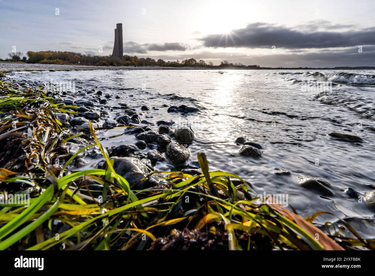 Vista dalla spiaggia al Laboe Naval Memorial, Germania al tramonto Foto Stock