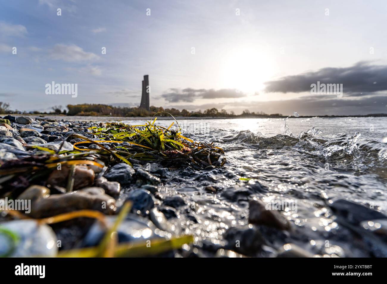 Vista dalla spiaggia al Laboe Naval Memorial, Germania al tramonto Foto Stock