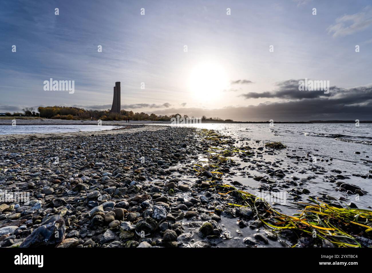 Vista dalla spiaggia al Laboe Naval Memorial, Germania al tramonto Foto Stock