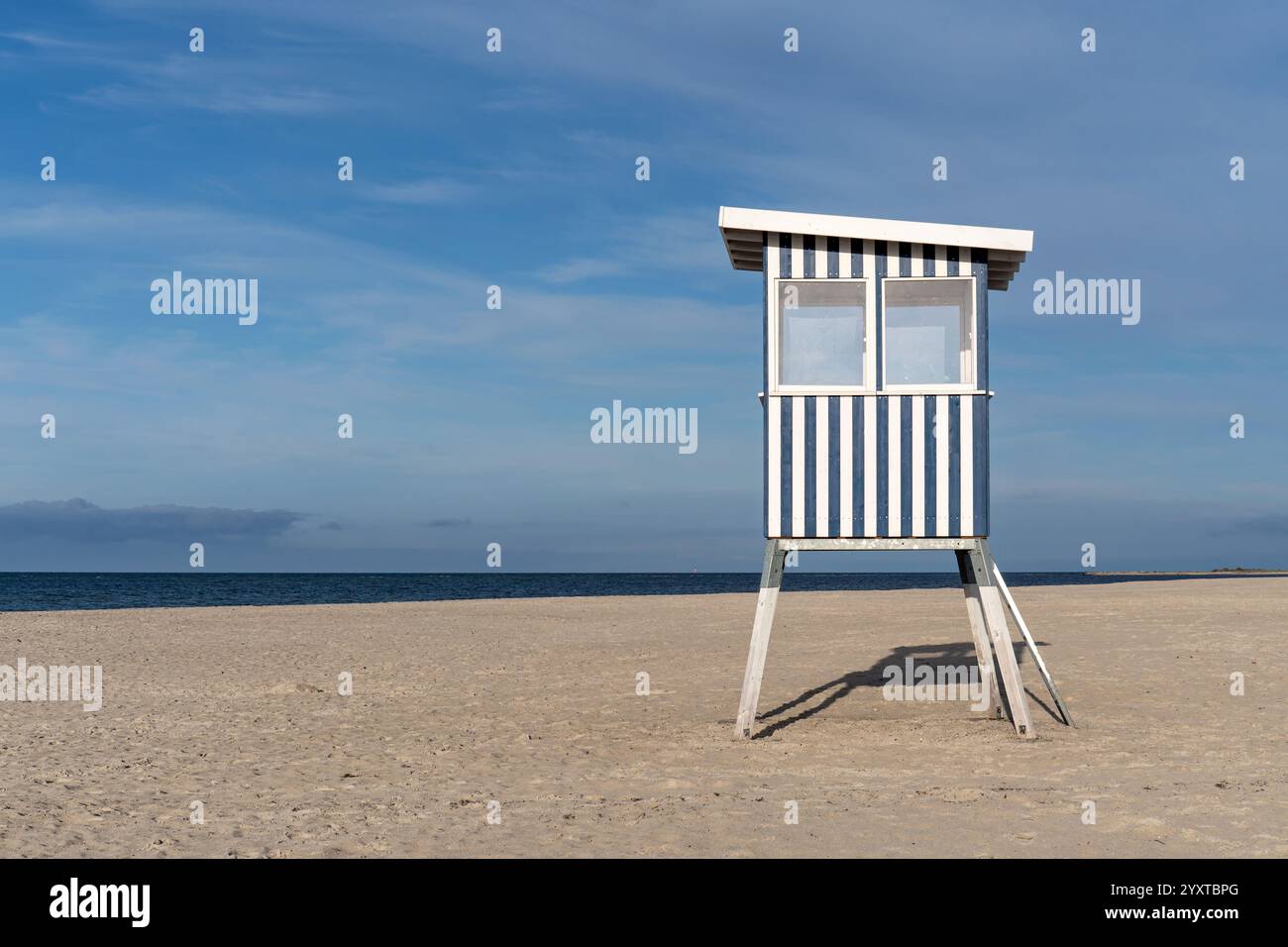 Torre bagnino sulla spiaggia del Mar Baltico Foto Stock