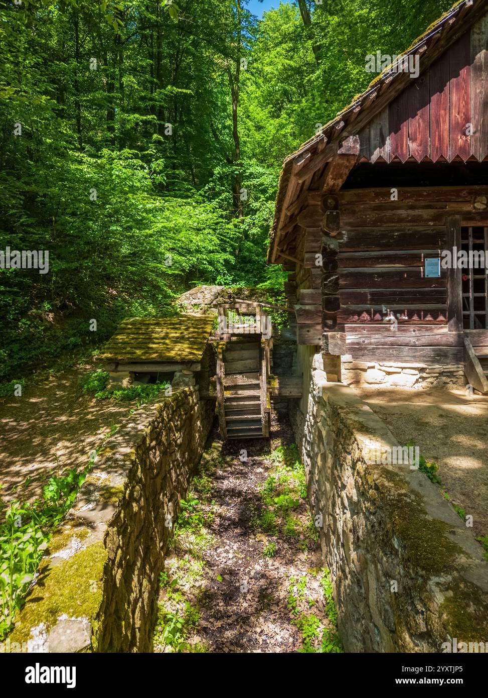 Sanok, Polonia - 4 maggio 2024. Mulino ad acqua di Wola Komborska, CA. 1880 nel Museo di architettura popolare di Sanok. Foto Stock