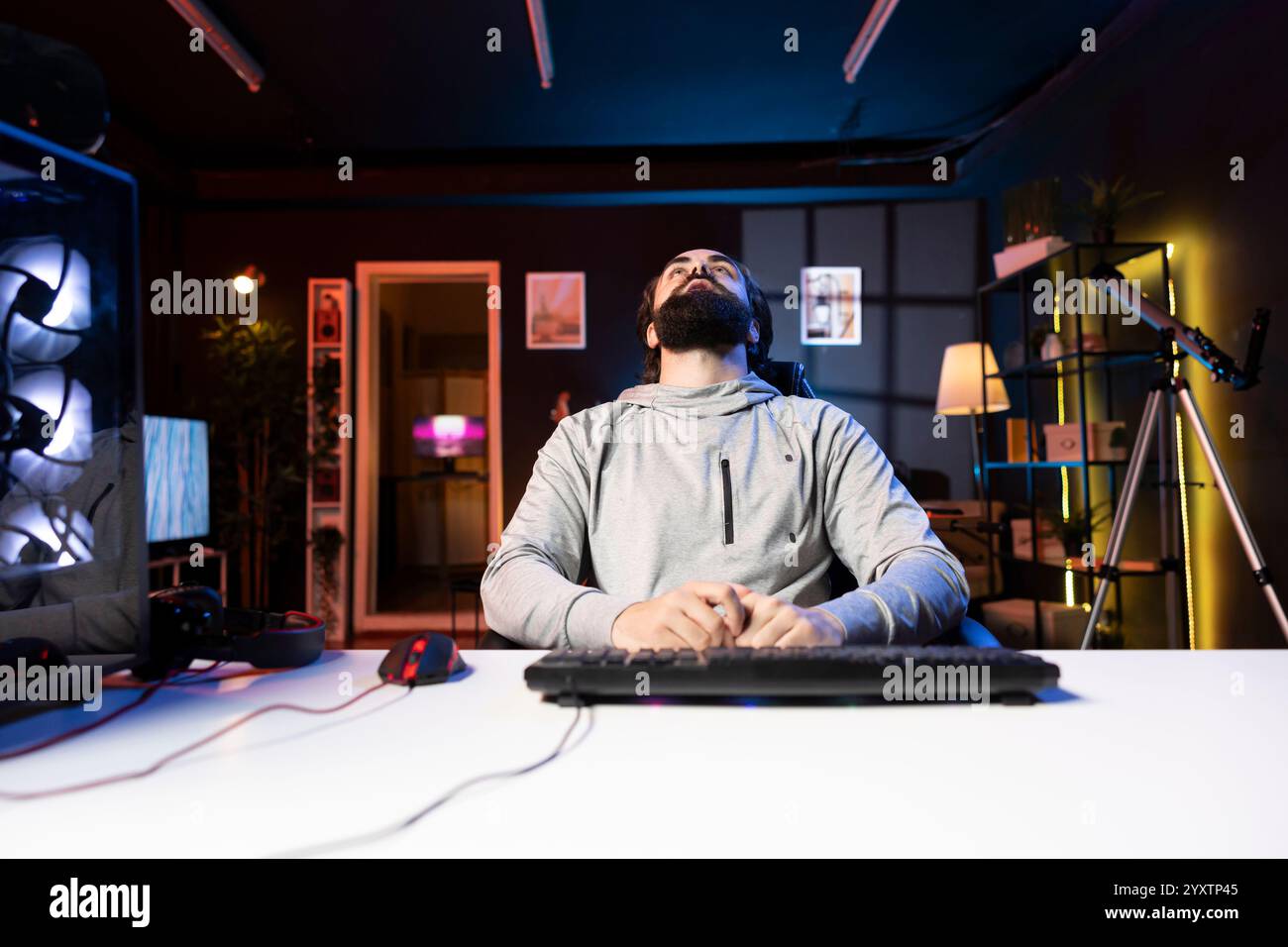 Il giocatore deve riavviare il gioco dopo aver perso la missione durante il gioco, sentendosi esausto. Uomo sconvolto dopo aver bisogno di ricominciare dopo aver fatto distruggere il personaggio da nemici più potenti Foto Stock