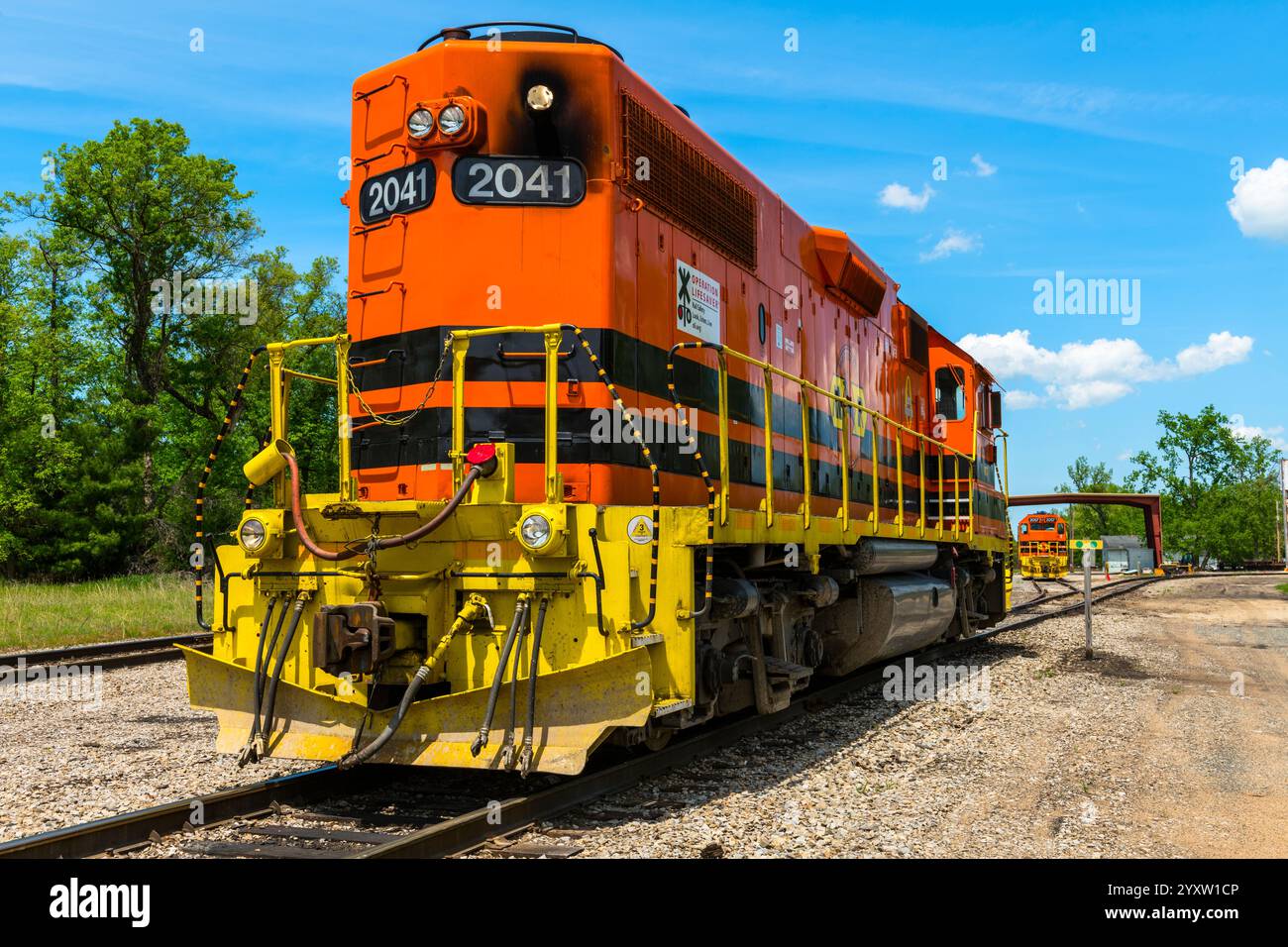 Motore per treni colorato e dall'aspetto potente, parcheggiato nel cantiere di cambio della ferrovia vicino a Baldwin, Michigan, Stati Uniti. Foto Stock