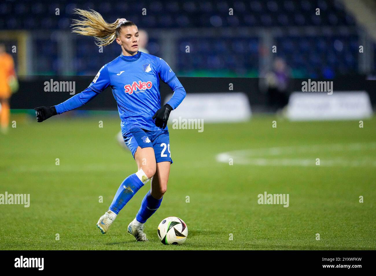 Selina Cerci (STG, 29), AM Ball, Freisteller, Ganzkörper, Einzelbild, Einzelfoto, Aktion, Action, 15.12.2024, Sinsheim (Hoffenheim) (Deutschland), Fussball, Google Pixel Frauen-Bundesliga, TSG 1899 Hoffenheim - SGS Essen, LE NORMATIVE DFB/DFL VIETANO QUALSIASI USO DI FOTOGRAFIE COME SEQUENZE DI IMMAGINI E/O QUASI-VIDEO. Foto Stock