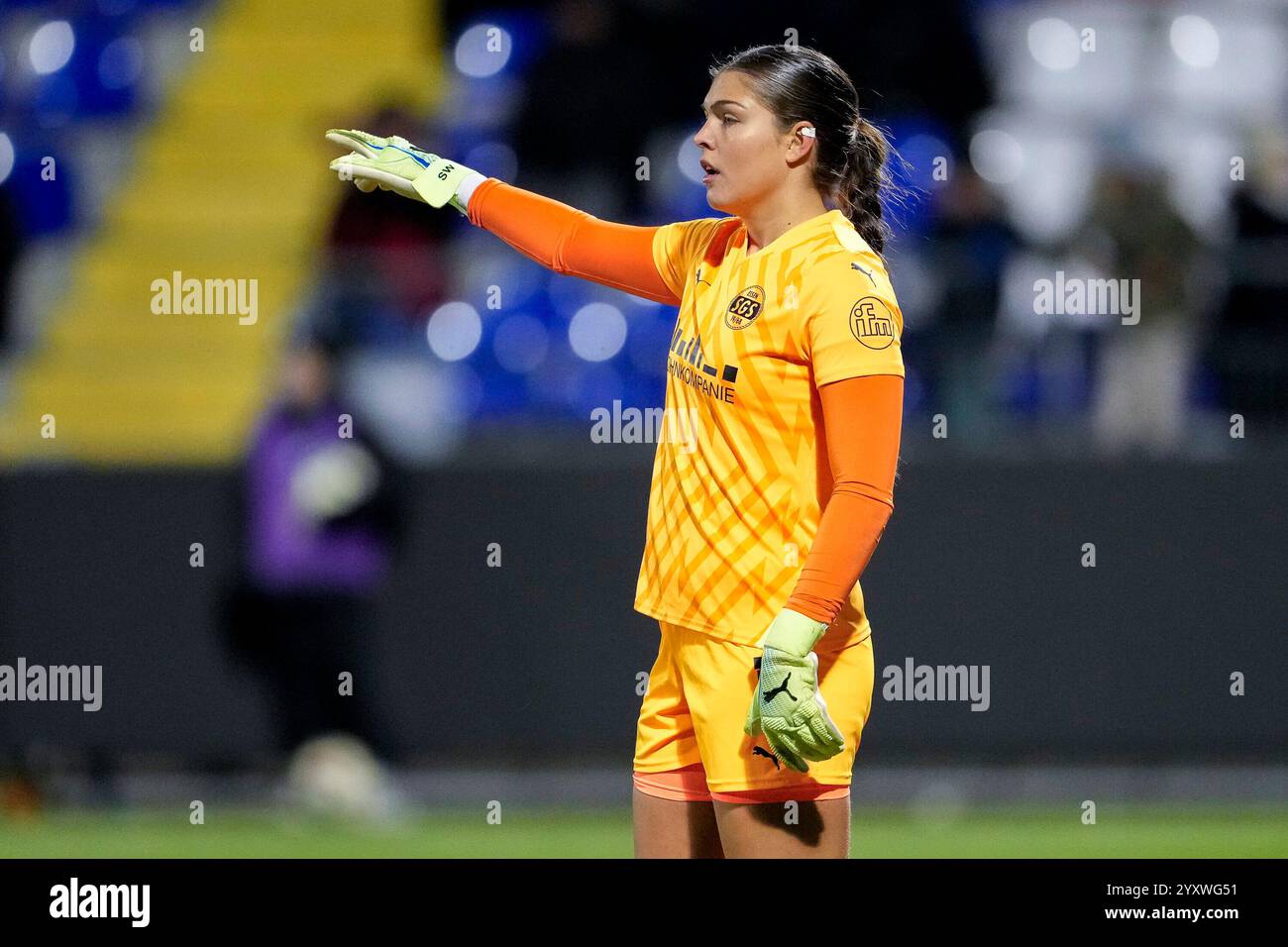 Sophia Winkler (Torwart, Torhüterin, SGS, 1), gibt Anweisungen, gestikuliert, mit den Armen gestikulieren, Einzelbild, Einzelfoto, Aktion, Action, 15.12.2024, Sinsheim (Hoffenheim) (Deutschland), Fussball, Google Pixel Frauen-Bundesliga, TSG 1899 Hoffenheim - SGS Essen, LE NORMATIVE DFB/DFL VIETANO QUALSIASI USO DI FOTOGRAFIE COME SEQUENZE DI IMMAGINI E/O QUASI-VIDEO. Foto Stock