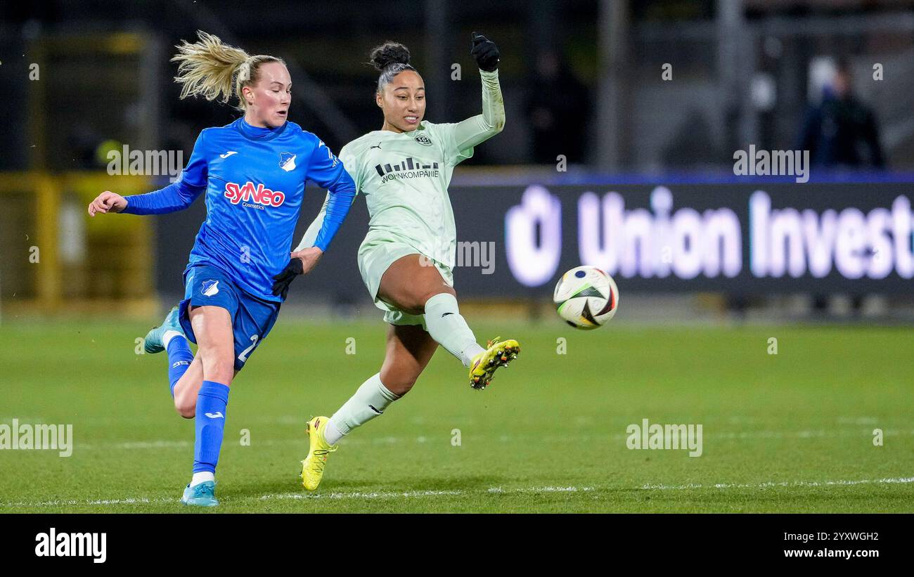 v.li.: Feli Dela cauw (STG, 24), Vanessa Fürst (SGS, 8), Zweikampf, Spielszene, Duell, duello, tackle, tackle, Dynamik, Action, Aktion, 15.12.2024, Sinsheim (Hoffenheim) (Deutschland), Fussball, Google Pixel Frauen-Bundesliga, TSG 1899 Hoffenheim - SGS Essen, LE NORMATIVE DFB/DFL VIETANO QUALSIASI USO DI FOTOGRAFIE COME SEQUENZE DI IMMAGINI E/O QUASI-VIDEO. Foto Stock