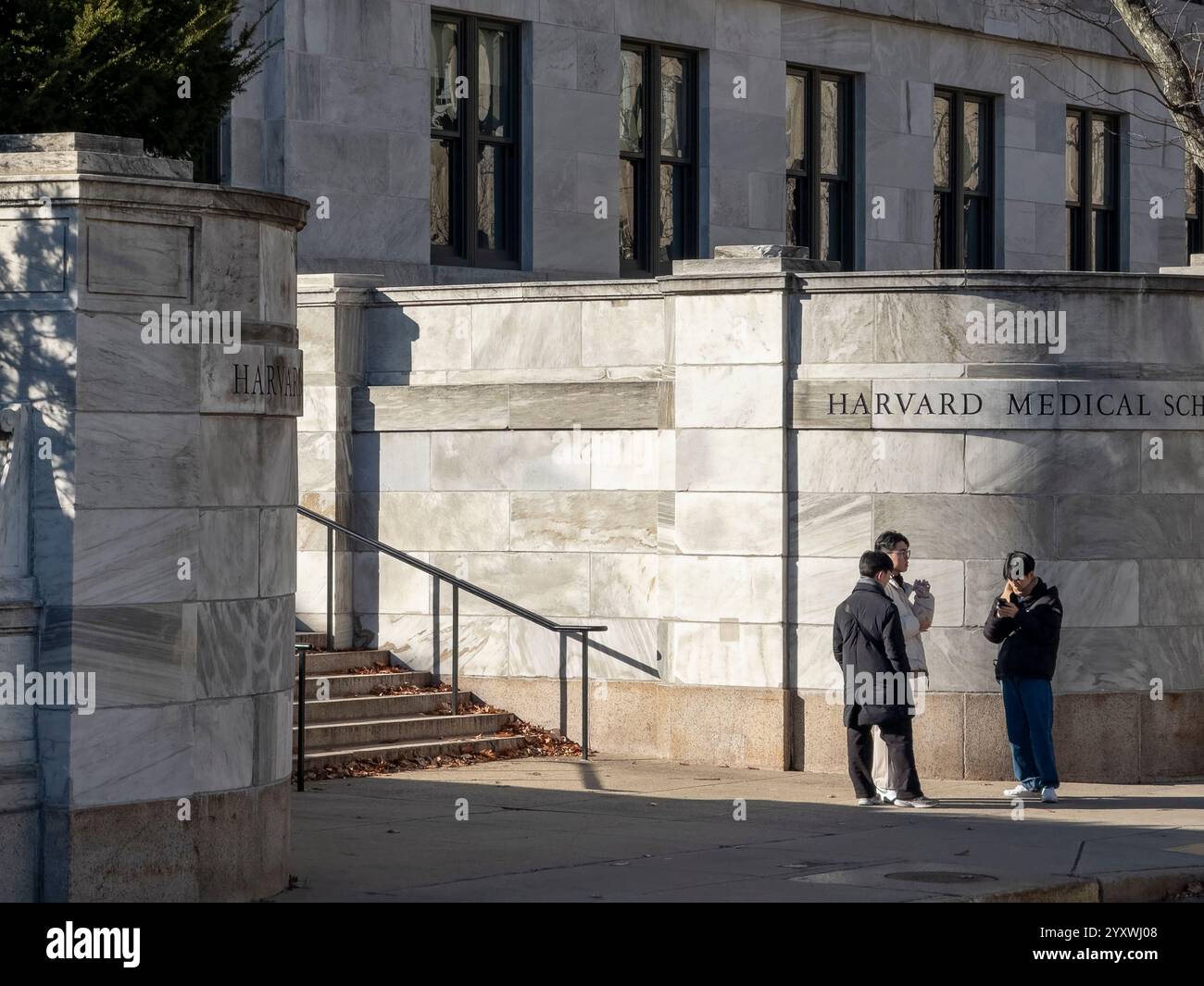 Harvard Medical School, scena del marciapiede e edificio esterno, Boston, Massachusetts, Stati Uniti Foto Stock
