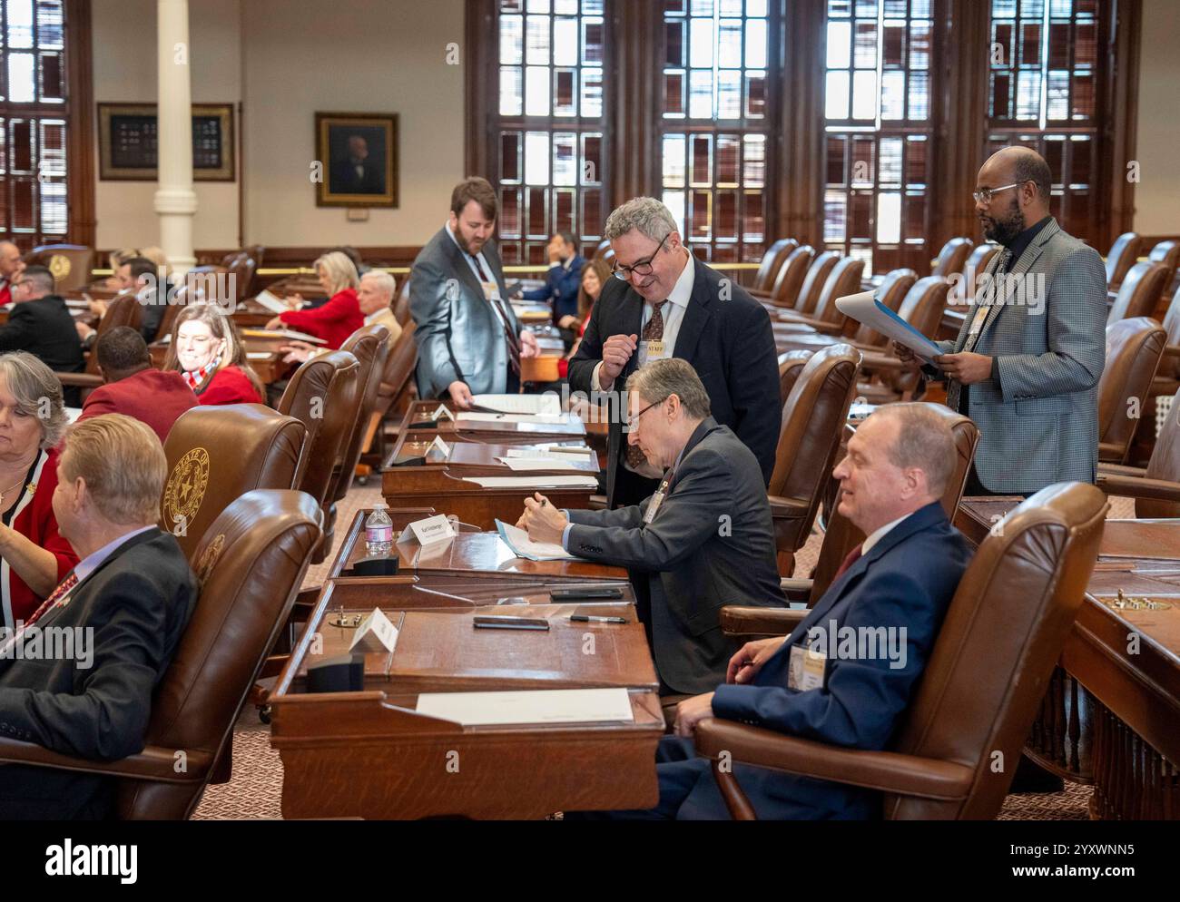 Austin, Texas, Stati Uniti. 17 dicembre 2024. Gli elettori del Texas firmano i loro certificati mentre 40 elettori presidenziali del Texas si riuniscono ad Austin per certificare i voti del Texas Electoral College il 17 dicembre 2024. Sia Donald Trump (non mostrato) che J.D. Vance hanno ricevuto voti unanimi. Crediti: Bob Daemmrich/Alamy Live News Foto Stock