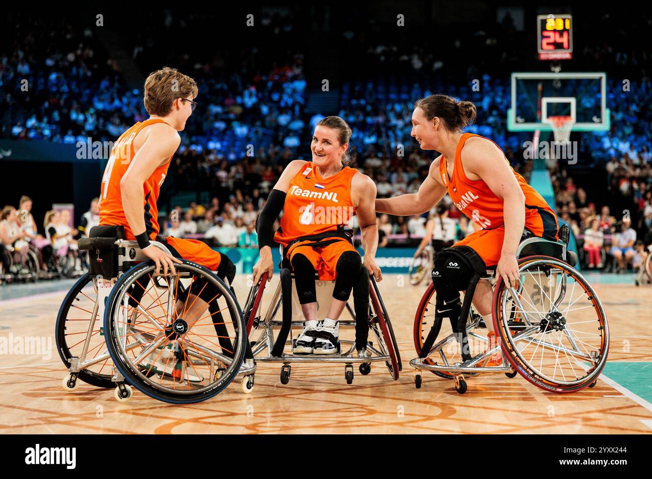 PARIGI, FRANKREICH 02. Settembre - Rollstuhlbasketball Deutschland - Niederlande Damen, Parigi 2024 Paralimpiadi AM 02.09.2024 nella der Bercy Arena di Parigi Frankreich. Bo Kramer (Niederlande, 9) hilft Jitske Visser (Niederlande, 6) Hoch, Mariska Beijer (Niederlande, 15) Foto Stock