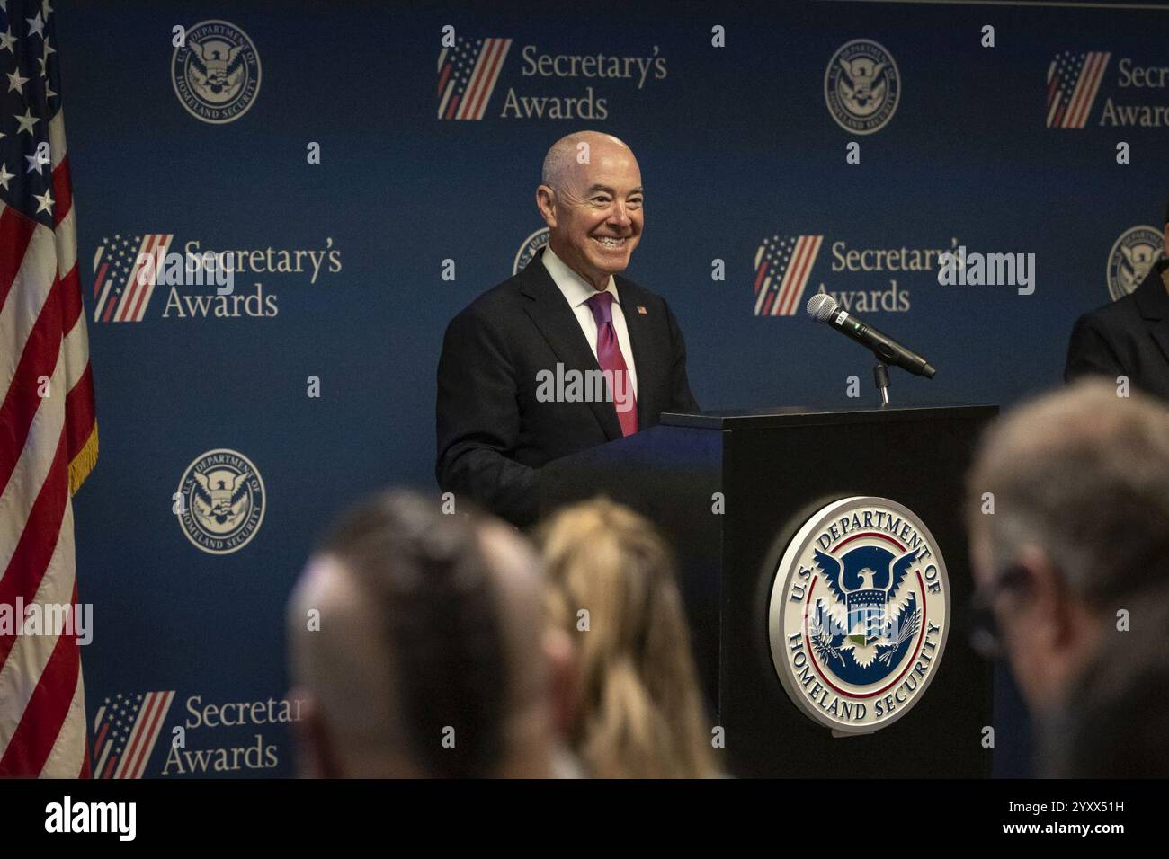 Alejandro Mayorkas, segretario del Dipartimento per la sicurezza interna (DHS), presenta i premi del Segretario ai dipendenti del DHS presso l'EY Plaza di Los Angeles, California, dal 26 settembre 2024 al 94. Foto Stock