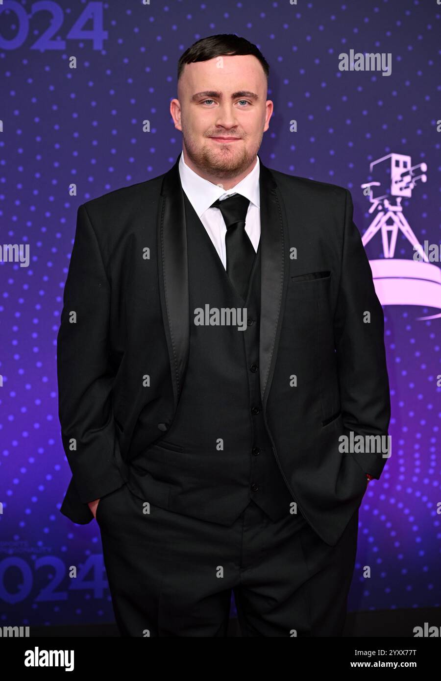 Salford, Regno Unito. 17 dicembre 2024. Luke Littler arriva alla BBC Sports Personality of the Year 2024, MediaCityUK. Crediti: Doug Peters/EMPICS/Alamy Live News Foto Stock