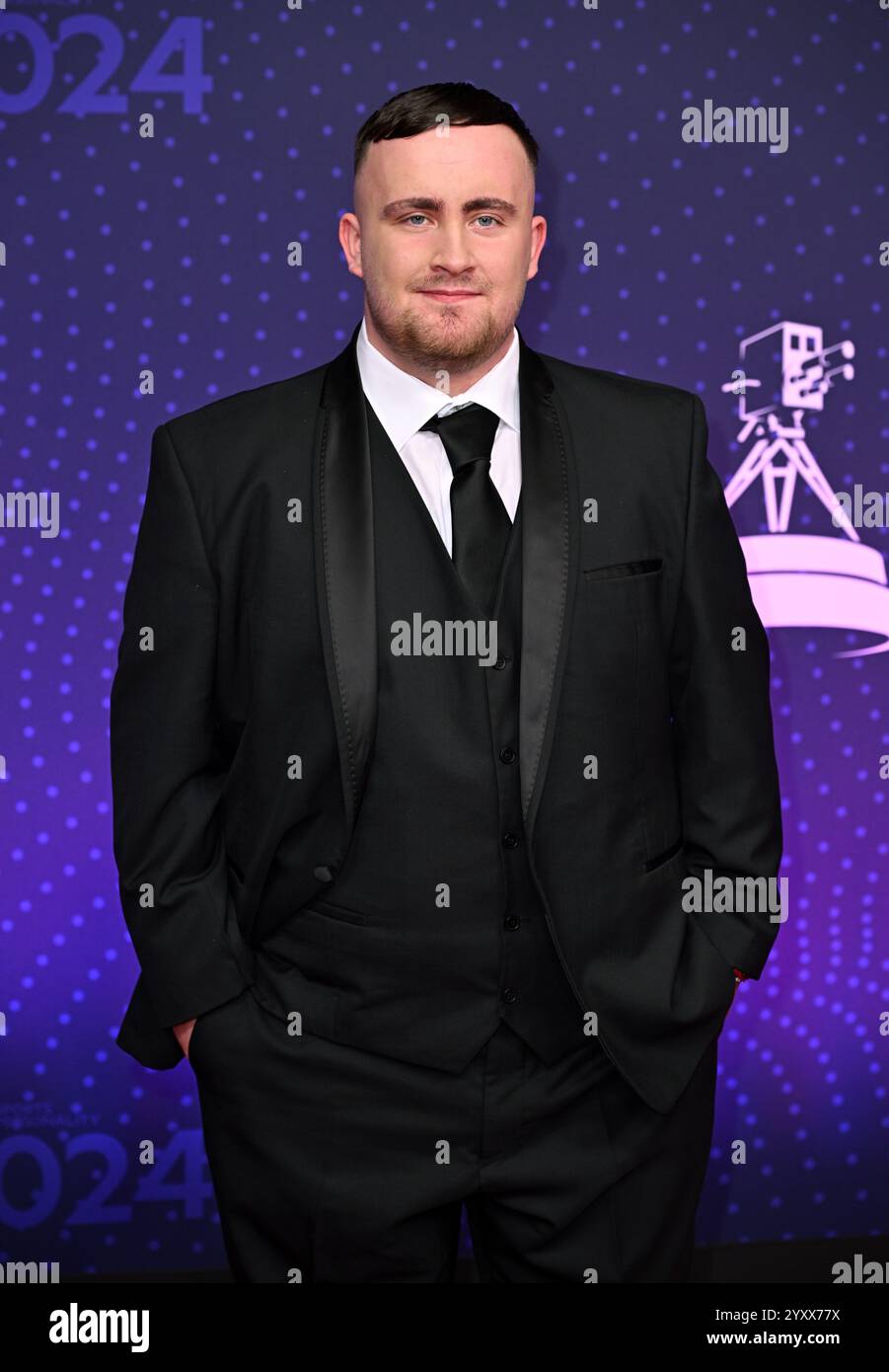 Salford, Regno Unito. 17 dicembre 2024. Luke Littler arriva alla BBC Sports Personality of the Year 2024, MediaCityUK. Crediti: Doug Peters/EMPICS/Alamy Live News Foto Stock