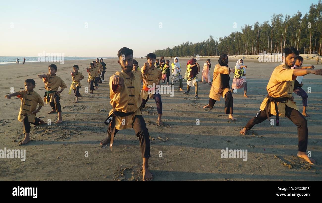 Dacca. 18 dicembre 2024. I giocatori Wushu si allenano sulla spiaggia di Cox's Bazar, Bangladesh, 19 novembre 2024. Negli ultimi anni, il cinese Wushu è diventato uno degli sport popolari del Bangladesh, specialmente nel distretto di Cox's Bazar, che è emerso come un centro di giocatori nazionali Wushu. PER ANDARE CON "Feature: Il Bangladesh's Cox's Bazar diventa hub emergente per Wushu" credito: Xinhua/Alamy Live News Foto Stock
