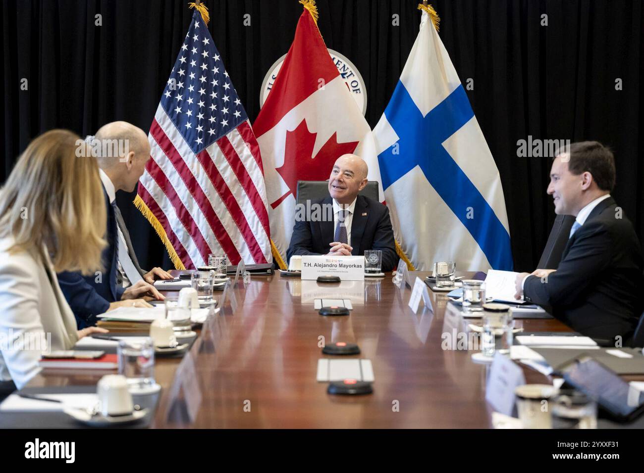 Sede centrale del DHS a Washington D.C. il 13 novembre 2024 - il segretario del DHS Alejandro Mayorkas partecipa a un incontro trilaterale con Canada e Finlandia (54137989939). Foto Stock