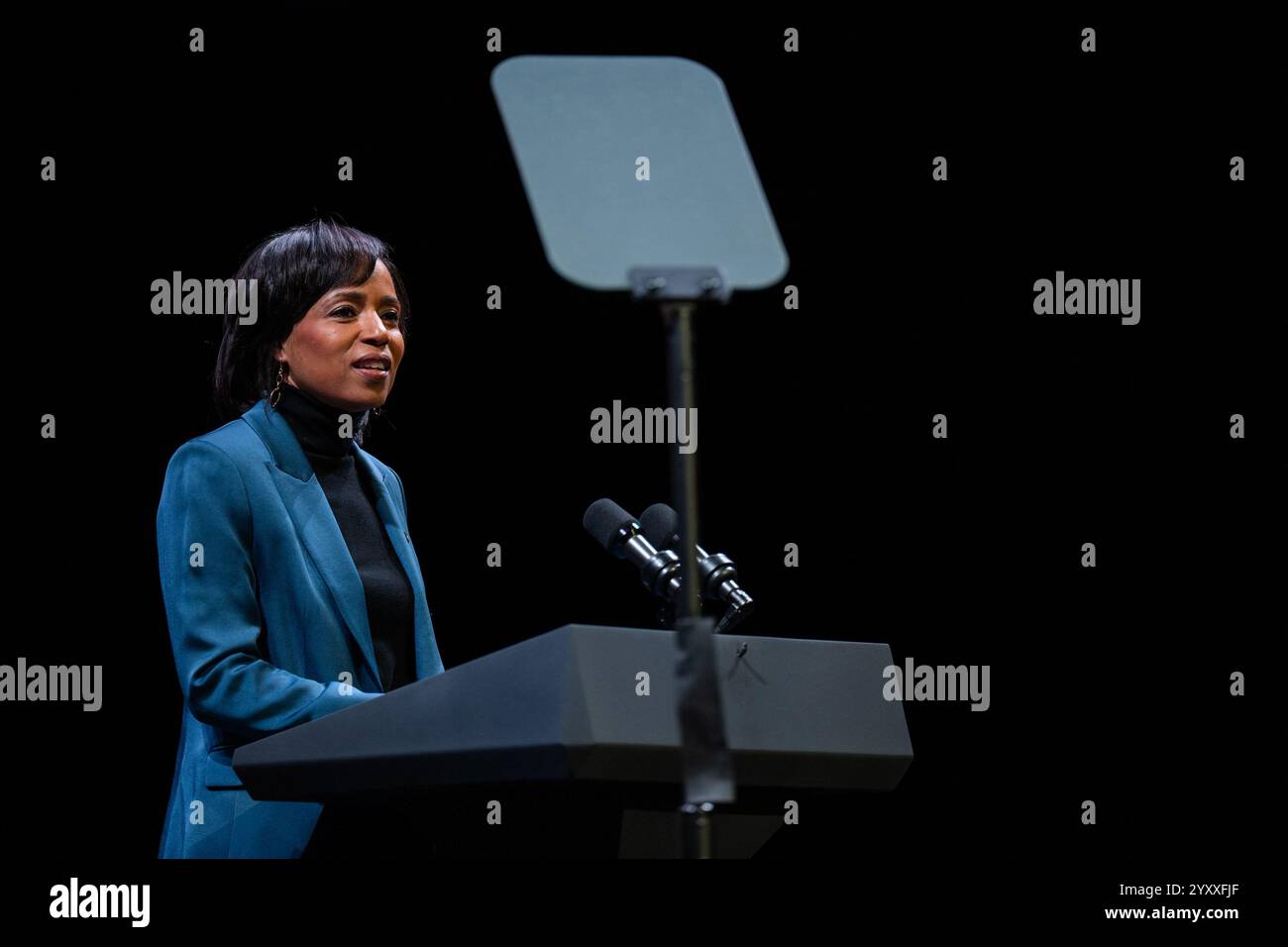 Largo, Stati Uniti. 17 dicembre 2024. La senatrice eletta Angela Alsobrooks, D-MD pronuncia le sue osservazioni davanti al vicepresidente degli Stati Uniti Kamala Harris in occasione di un evento per giovani leader al Prince George's County Community College di largo, Maryland, martedì 17 dicembre 2024. Foto di Annabelle Gordon/Pool/ABACAPRESS. COM credito: Abaca Press/Alamy Live News Foto Stock