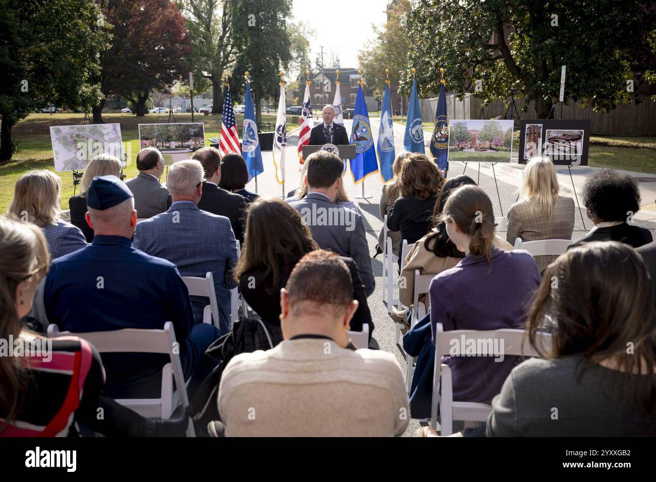 Il segretario del DHS Alejandro Mayorkas partecipa alla cerimonia inaugurale della Resilience Plaza a Washington, D.C. il 18 novembre 2024 - 9. Foto Stock