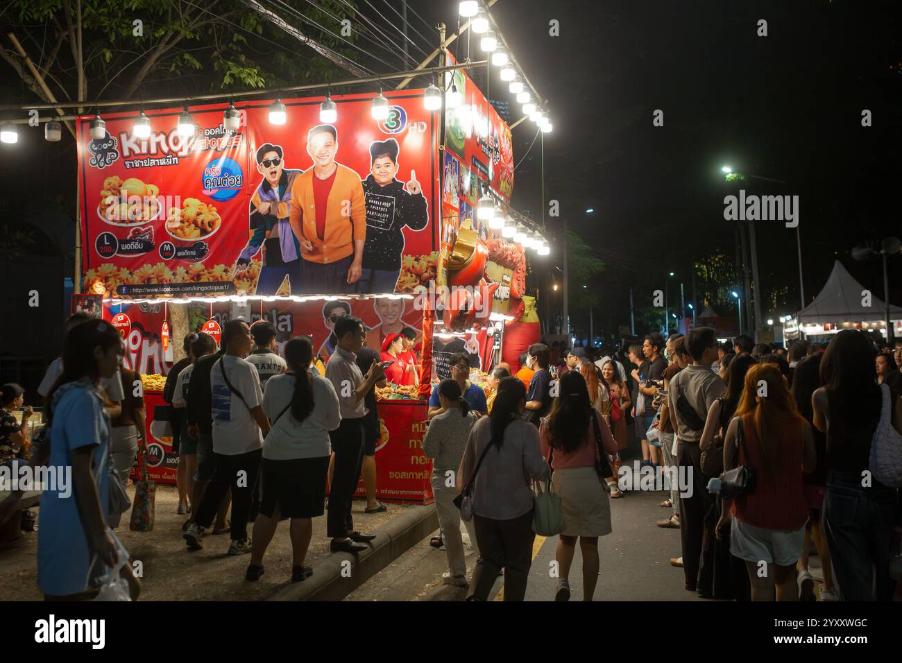 Bangkok, Thailandia - 17 dicembre 2024: Persone alla Fiera della Croce Rossa tailandese nel Parco Lumpini di Bangkok, Thailandia. Foto Stock