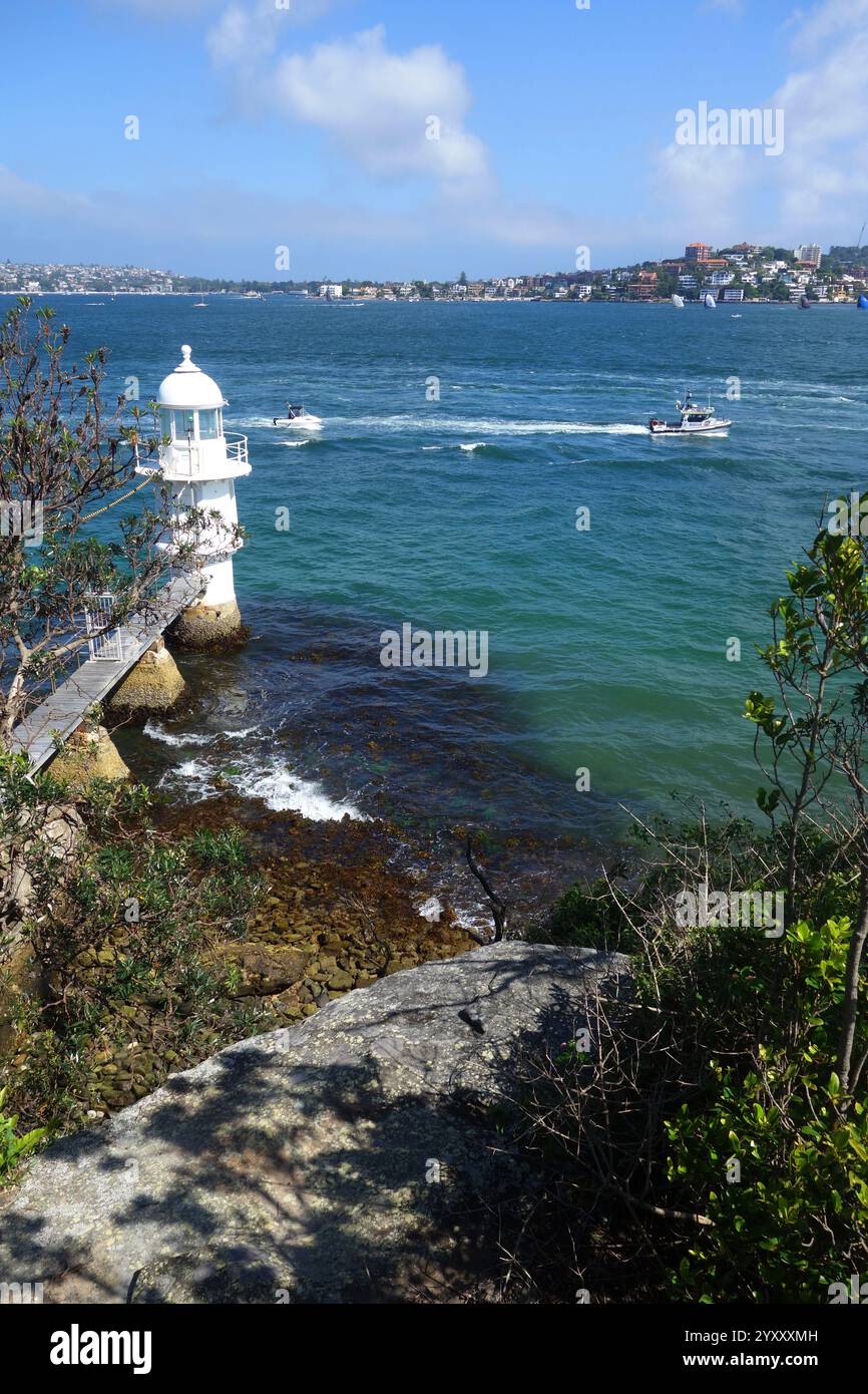 Navi che passano dal faro di Bradleys Head, Sydney Harbour, NSW, Australia. Nessuna PR Foto Stock