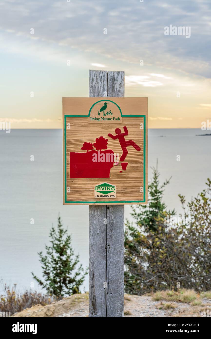 L'Irving Nature Park presenta un certo numero di scogliere ripide che si affacciano sulla Baia di Fundy. Questi segnali avvertono i visitatori di essere cauti nei confronti dei bordi delle scogliere. Foto Stock