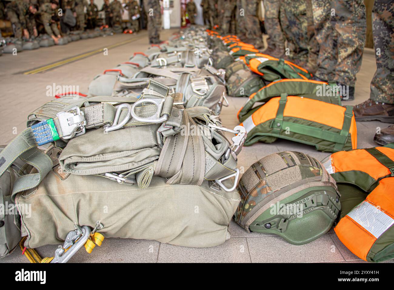 Durante un'esercitazione NATO, i paracadute preparati per i paracadutisti tedeschi sono minuziosamente ispezionati e pronti all'azione, evidenziando precisione, sicurezza, A. Foto Stock