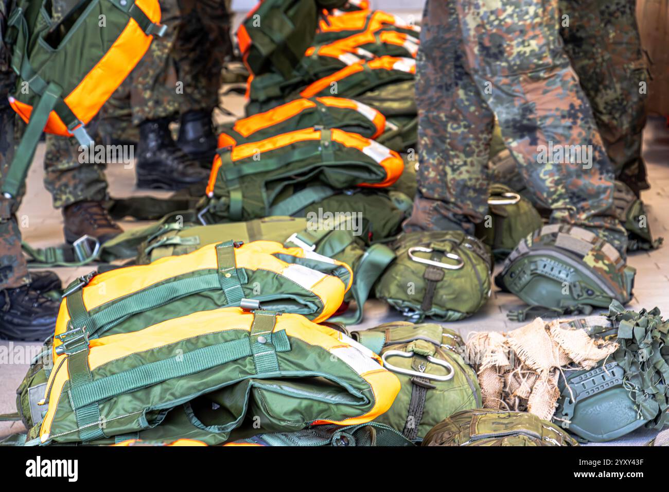 Durante un'esercitazione NATO, i paracadute preparati per i paracadutisti tedeschi sono minuziosamente ispezionati e pronti all'azione, evidenziando precisione, sicurezza, A. Foto Stock