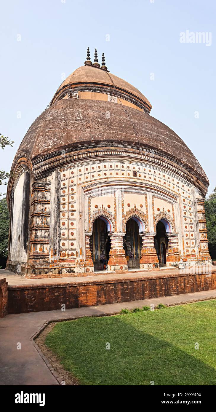 Vista dettagliata del Tempio di Krishna Chandraji adornato con eccezionale arte in terracotta, Guptipara, Hooghly, Bengala Occidentale, India. Foto Stock