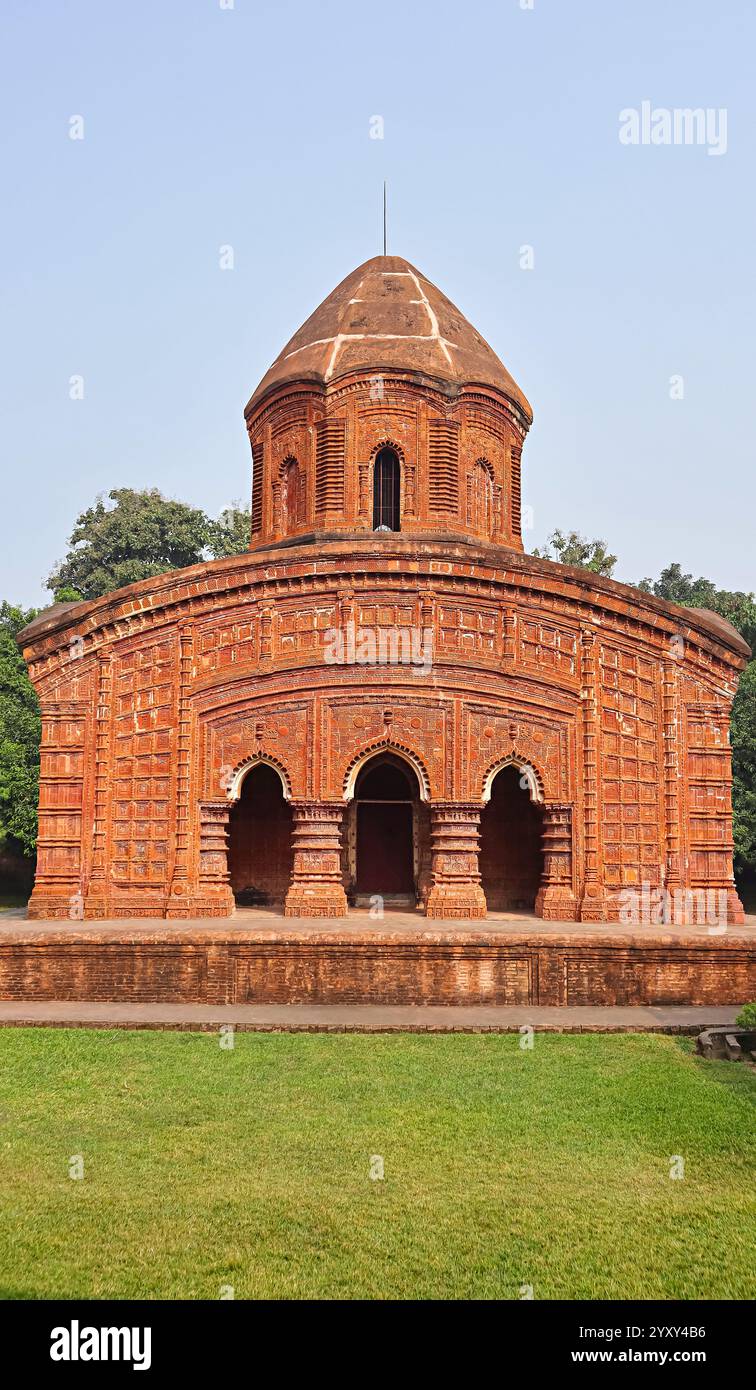 Vista frontale del Tempio di RAM Chandraji, che mette in risalto la sua dettagliata opera di terracotta, Guptipara, Hooghly, Bengala Occidentale, India. Foto Stock