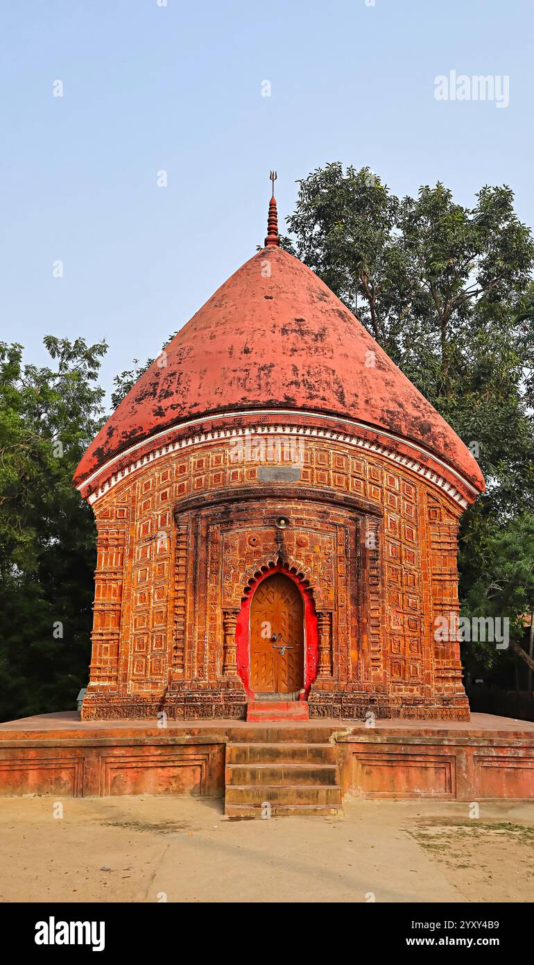Elegante facciata frontale del Tempio Raghabeshwar del XVII secolo, costruito dalla dinastia Nadia, Dignagar, Bengala Occidentale, India. Foto Stock
