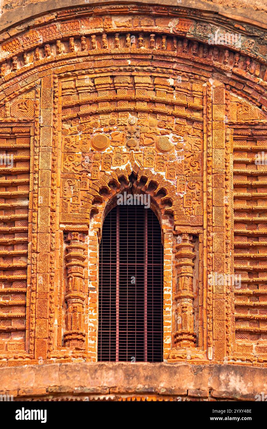 Sculture artistiche in terracotta che abbelliscono la shikhara (guglia) del Tempio di RAM Chandraji, Guptipara, Bengala Occidentale, India. Foto Stock