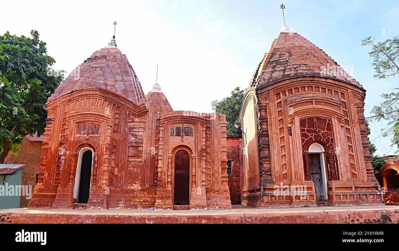 Vista panoramica del gruppo di templi in terracotta nel complesso del tempio di Chhai Taraf, Maluti, Dumka, Jharkhand, India. Foto Stock