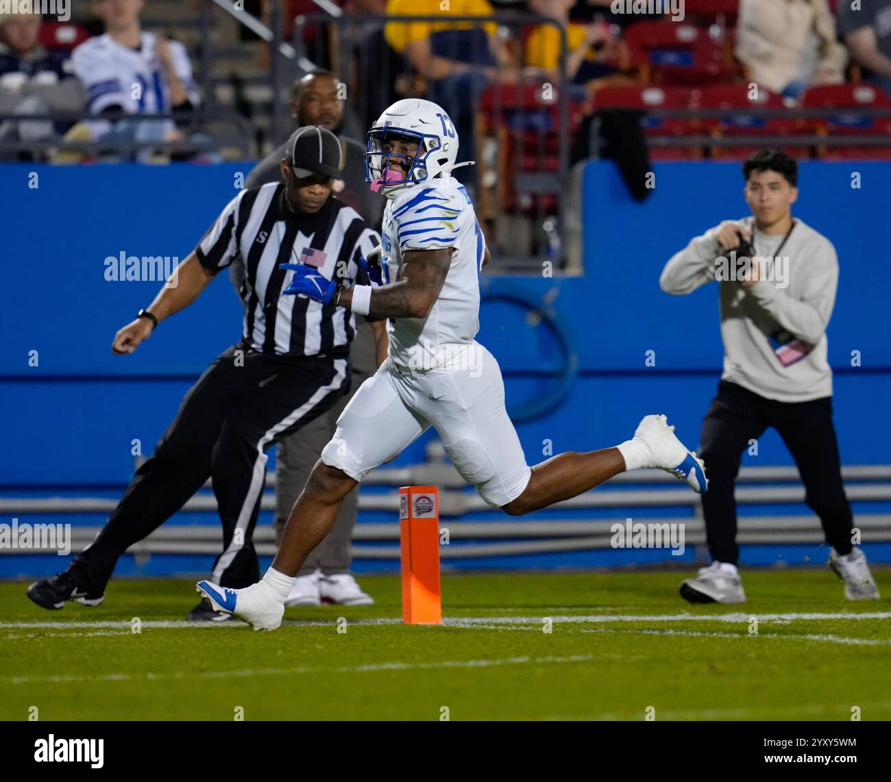 Frisco, Texas, Stati Uniti. 17 dicembre 2024. Il running back di Memphis Greg Desrosiers Jr. (13) segna su un touchdown da 46 yard trasportato durante la partita di football tra i West Virginia Mountaineers e i Memphis Tigers il 17 dicembre 2024 a Frisco, Texas. Memphis ha vinto, 42-37. (Credit Image: © Scott Coleman/ZUMA Press Wire) SOLO PER USO EDITORIALE! Non per USO commerciale! Crediti: ZUMA Press, Inc./Alamy Live News Foto Stock