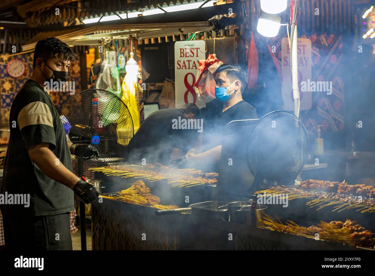 Satay Street, Lau Pa Sat a Singapore: Un punto di riferimento storico trasformato in una vivace strada di cibo notturno, famosa per le sue bancarelle di satay, i piatti da bancone, Foto Stock