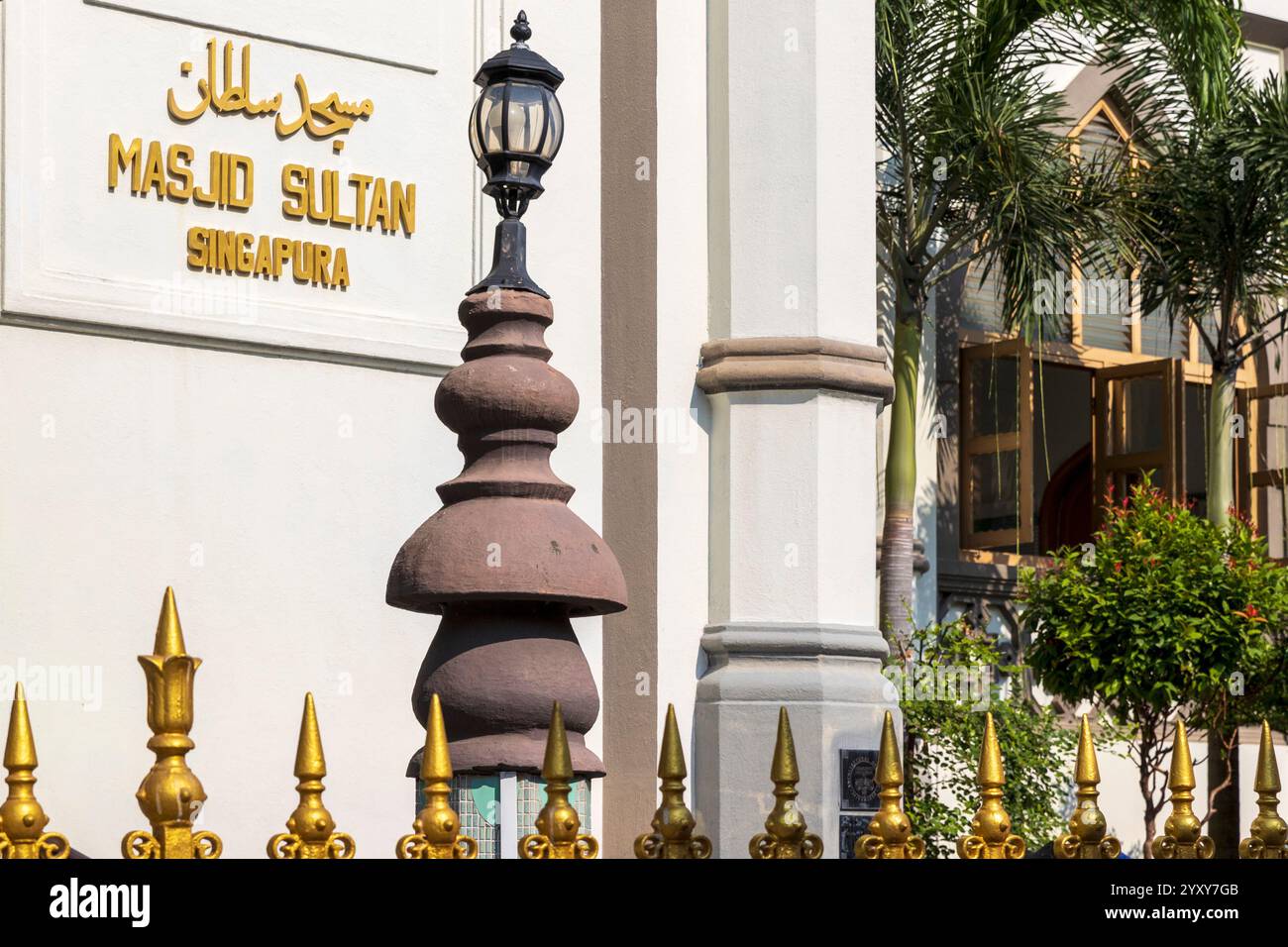 Masjid Sultan o Moschea del Sultano, un punto di riferimento religioso a Singapore. Foto: David Rowland / One-Image.com Foto Stock