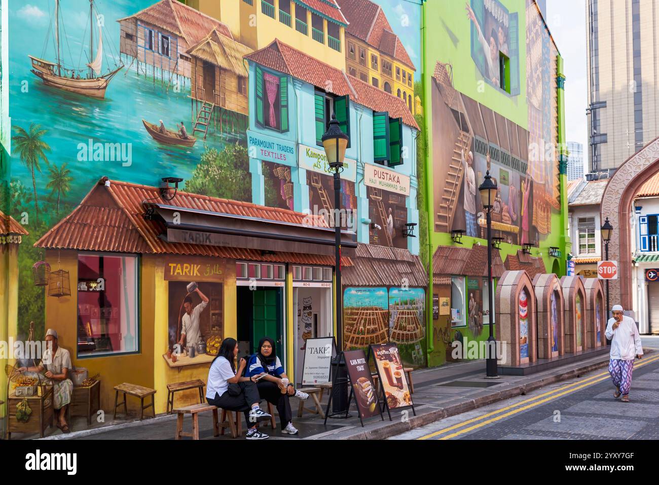 Persone sedute fuori da un caffè vicino a Muscat Street Murals, Kampong Glam, Singapore, foto: David Rowland / One-Image.com Foto Stock