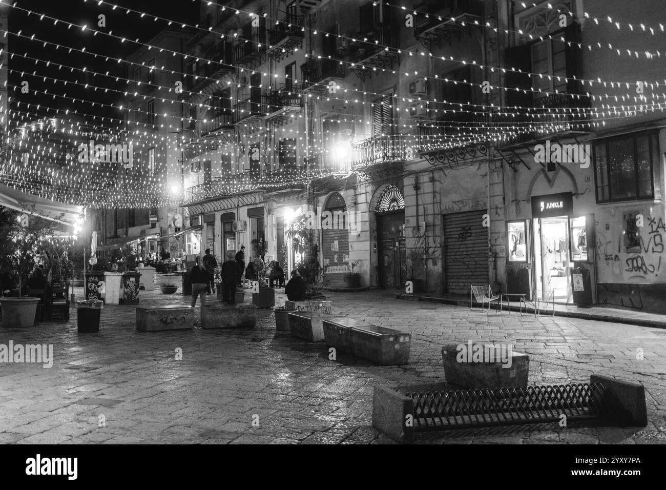 Palermo, Sicilia, 21.11.2024: Palermo, la vibrante capitale della Sicilia, è un luogo dove storia e vita moderna si fondono senza sforzo. Passeggia attraverso la B. Foto Stock