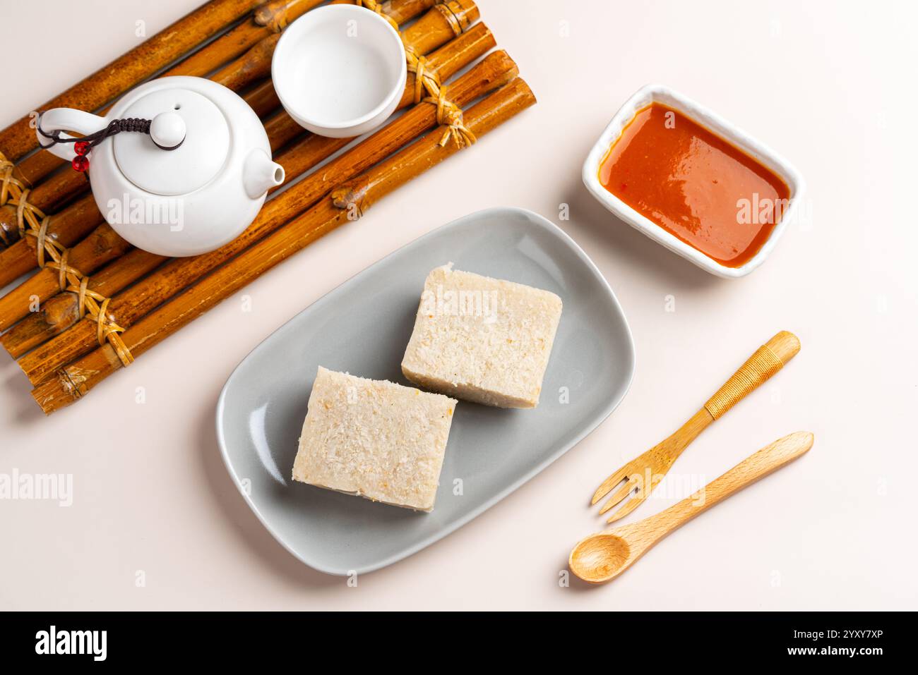 Torta di rapa cruda (cinese: Chai Kway). La torta di rapa è un piatto comune o dim sum della cucina Teochew a Chaoshan, in Cina, di solito tagliata in rectangula Foto Stock
