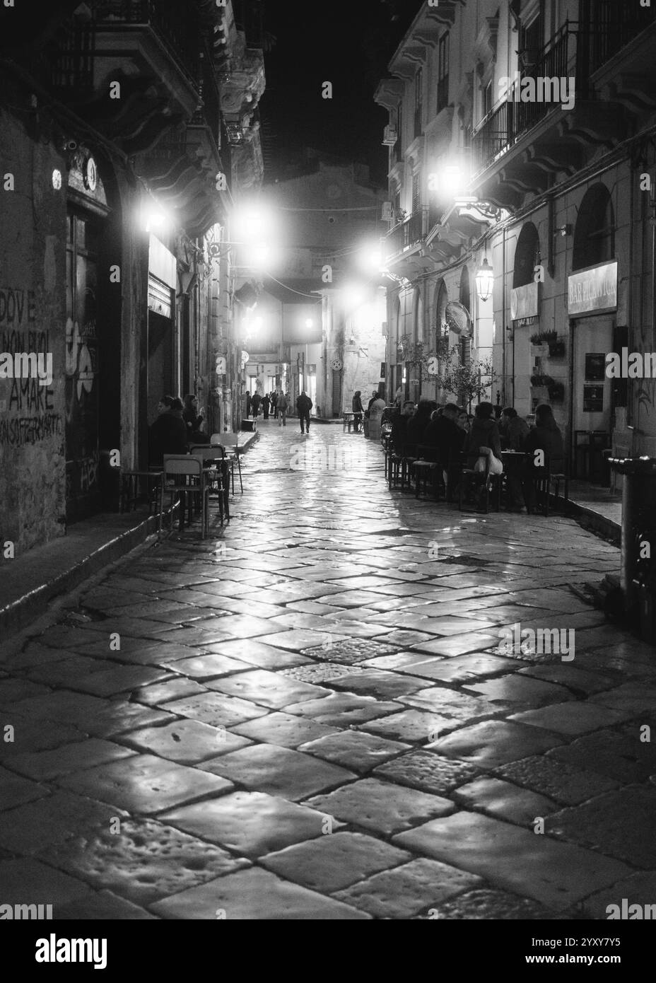Palermo, Sicilia, 21.11.2024: Le strade di Palermo, la vibrante capitale della Sicilia, è un luogo dove storia e vita moderna si fondono senza sforzo. Passeggia Foto Stock