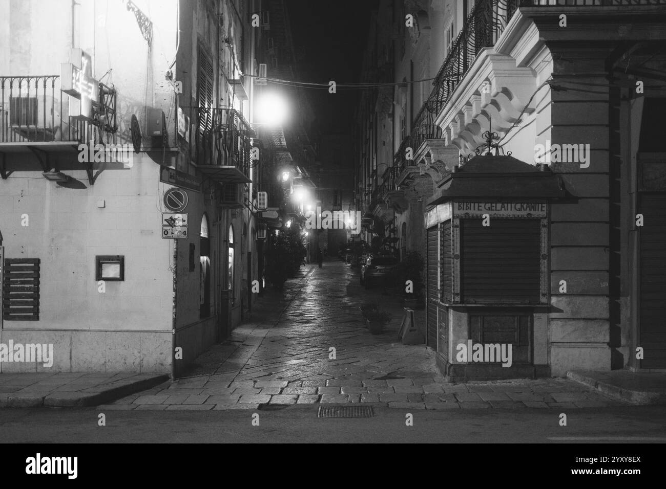 Palermo, Sicilia, 21.11.2024: Palermo, la vibrante capitale della Sicilia, è un luogo dove storia e vita moderna si fondono senza sforzo. Passeggia attraverso la B. Foto Stock