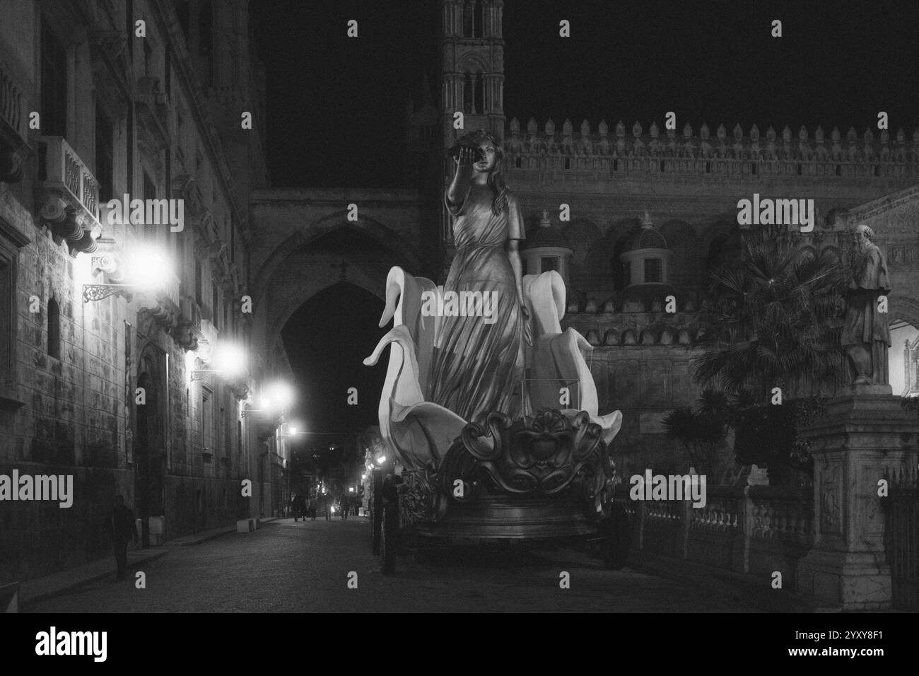 Palermo, Sicilia, 21.11.2024: Palermo, la vibrante capitale della Sicilia, è un luogo dove storia e vita moderna si fondono senza sforzo. Passeggia attraverso la B. Foto Stock
