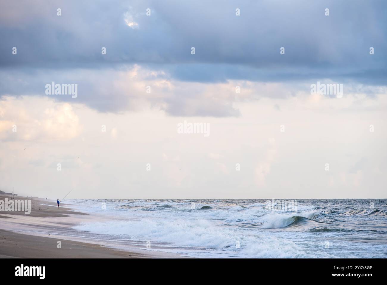 Pesca al surf al mattino presto a South Ponte Vedra Beach, Florida. (USA) Foto Stock