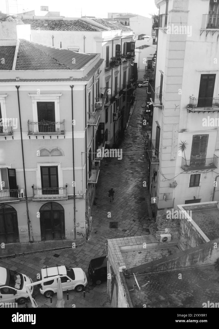 Palermo, Sicilia, 22.11.2024: Le strade di Palermo, la vibrante capitale della Sicilia, è un luogo dove storia e vita moderna si fondono senza sforzo. Passeggia Foto Stock