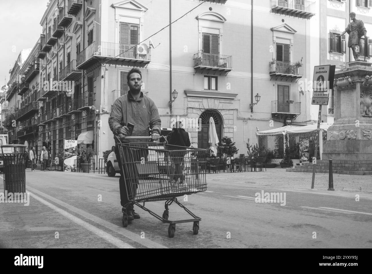 Palermo, Sicilia, 22.11.2024: Palermo, la vibrante capitale della Sicilia, è un luogo dove storia e vita moderna si fondono senza sforzo. Passeggia attraverso la B. Foto Stock