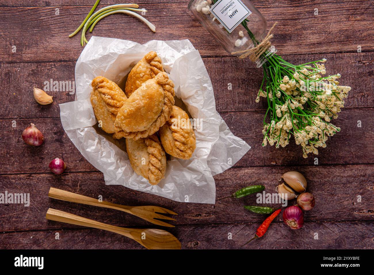 Pasta al curry o goreng pastello. si tratta di una piccola torta composta da curry con pollo e patate in un guscio di pasta fritta o cotta al forno Foto Stock